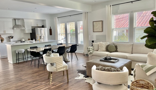 Phenomenal in Fuquay-Sleeps 11- Weddings, Pets, Minutes to High Grove Estates!