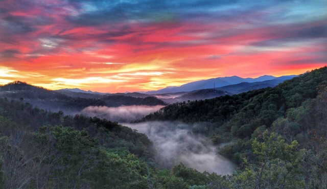 PHENOMENAL Luxury Cabin! VIEWS! HUGE Decks! Game Room! Theater! 6 Master Suites!