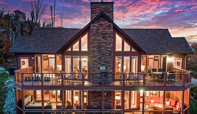 PHENOMINAL Luxury Cabin! AMAZING VIEW! Huge Game Room! 7 Fireplaces! 4 Masters!