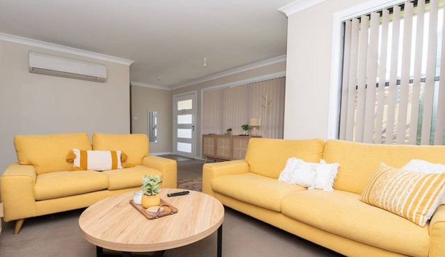 Phillip Villa - Modern & Fresh, Close to Town