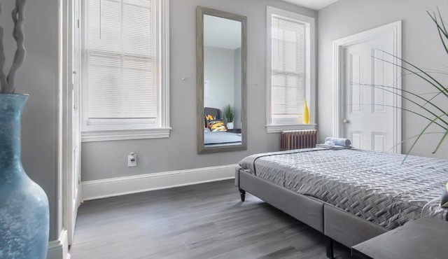 Philly Coed Dorm!! 15 Min Train to Center City!!