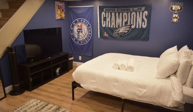 Philly Sports Fan Suite Private Entrance + Patio Near PHL