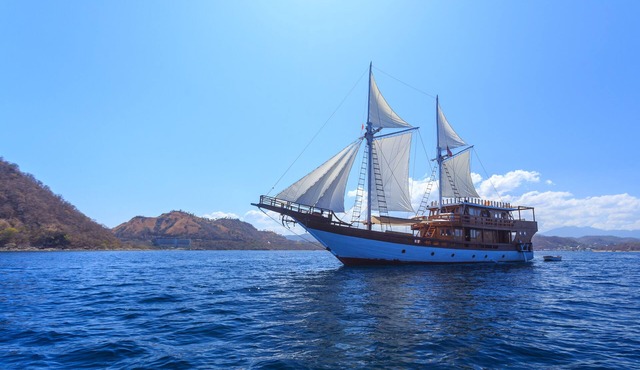 Phinisi Hena Komodo Journey 8 Persons