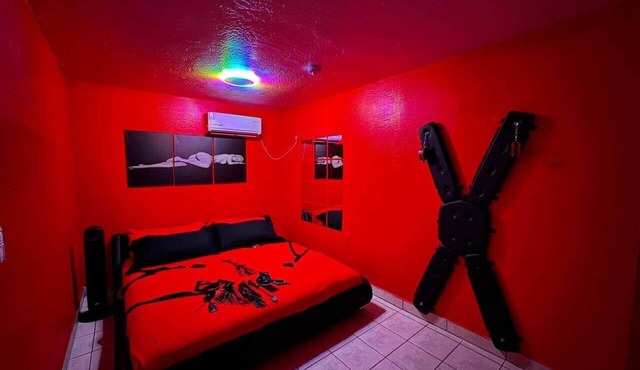 Phoenix Adult-Only Kink Guesthouse, RedRoomforAdults