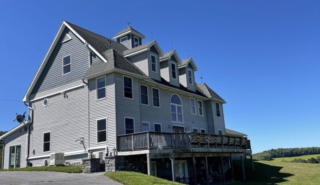 Phoenix Hill - Spacious, 7bdrm home, pool, game room and long distance views