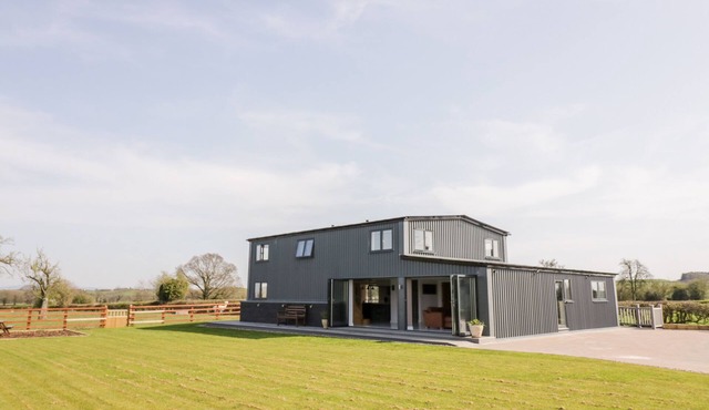 PHOENIX HOUSE, family friendly, with hot tub in Castlemorton