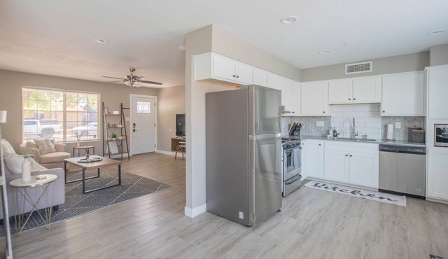 Phoenix Oasis w/Outdoor Pool + Putting Green!