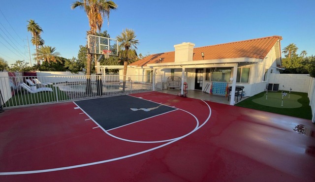Phoenix, Pool, Hottub, basketball court, arcades, mountain views and much more!