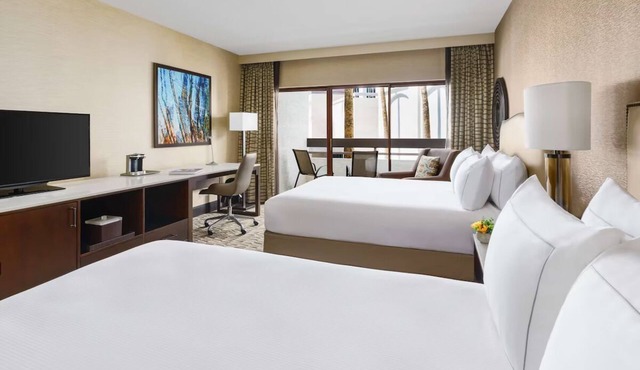 Phoenix Retreat w/Free Shuttle, Heated Pool Access & Hiking Options