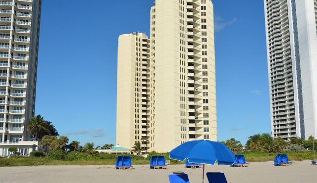 Phoenix Towers Condo on the Ocean with Private Beach, Pool and other Accessories
