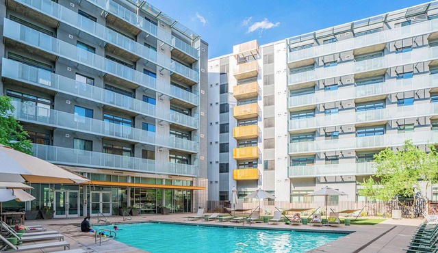 PHX DT Apartment with Balcony + Gym + Pool Parking
