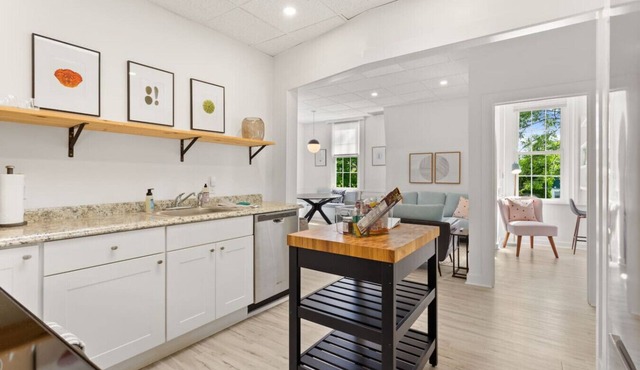 Physician`s Loft in the heart of downtown with 2 Free Parking Spots