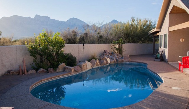 Piazza Rocca - private acre w/Pool, hot tub, 270 degree mountain views!