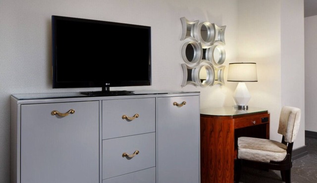 Picasso Statue Tour! 2 Relaxing Units | Parking Onsite Available