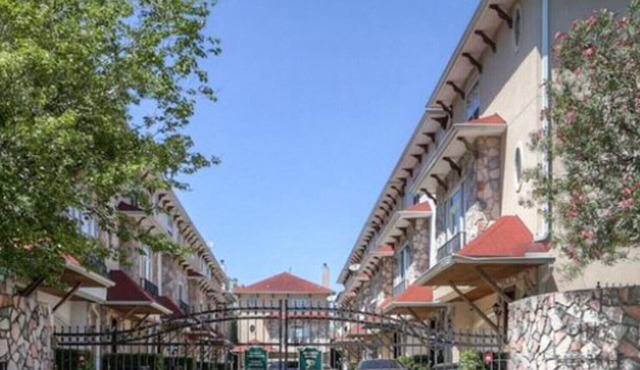 PICK ME! 3 stories Family,Corporate, & Friends looking for short & long stays
