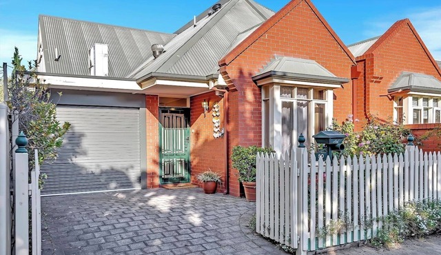 Picket Fence Cottage Steps from Adelaide Oval
