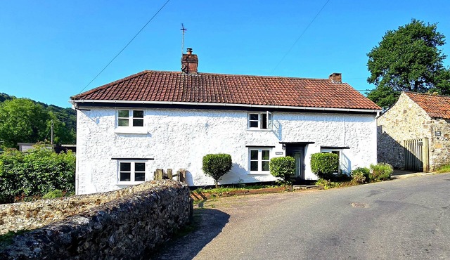 PICKET MEAD, pet friendly, character holiday cottage in Colyton