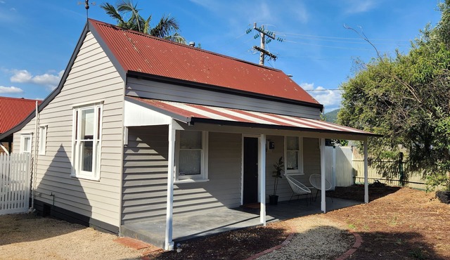 'Pickett's Cottage' - Circa 1868 - oldest in Knox, close to Dandenong Ranges.