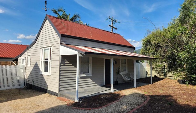 'Pickett's Cottage' - Circa 1868 - Oldest in Knox!