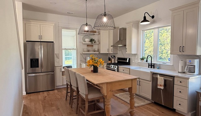 Pickett’s Place-Modern Country Farmhouse with Rustic Charm, minutes from town.