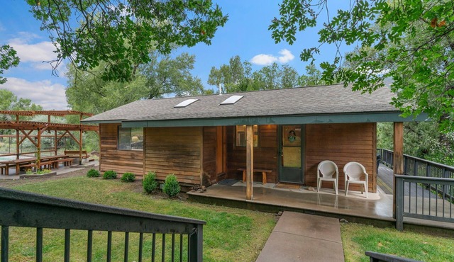 Pickle Ball Courts, Peaceful Deck Next to Creek!