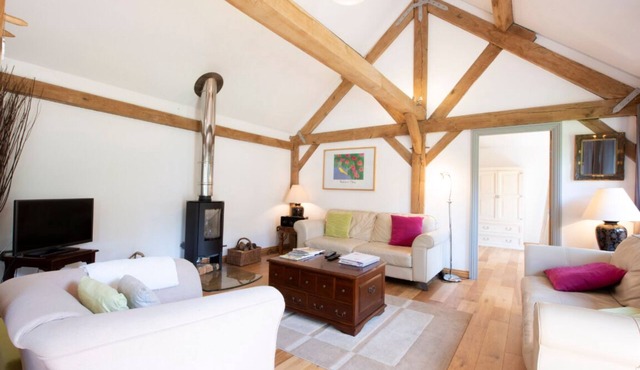 Pickle Cottage Tenterden - modern, airy converted barn, formerly a pig shed!