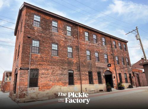 Pickle Factory Hotel - 8BR Full Hotel with Free Parking