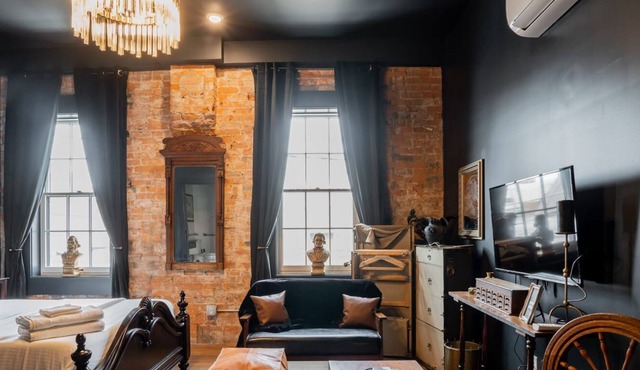 Pickle Factory Hotel—2BR Next to Wenzel Distillery