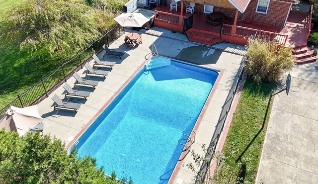 Pickle Hill - pool, pickleball court, sauna, near Hocking Hills, sleeps 10!