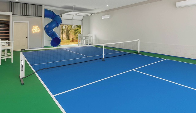 Pickleball Barn Hot Tub Firepit Sleeps 14 Family Retreat