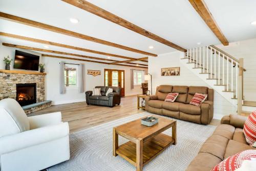 Pickleball Court and Fire Pit Milton Cabin!