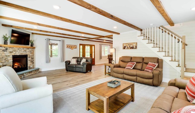 Pickleball Court & Fire Pit: Milton Cabin!