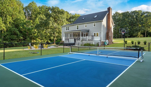 Pickleball Estate near Raleigh, Hot Tub, Fire Pit, Basketball ,5 BR, 3 acre lot