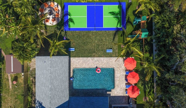Pickleball, Game Room, Heated Pool, 9 Min to Beach