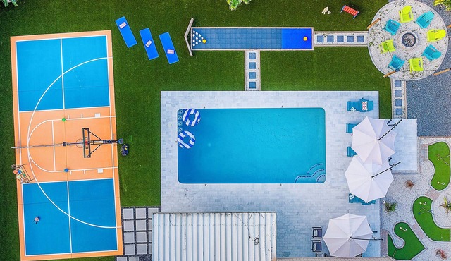 Pickleball ~ Heatd Pool ~ Mini-Golf ~ Bowling ~ Fire-Pit ~ Pool Table ~ Sleep 13