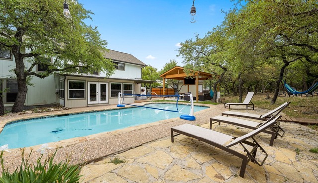 Pickleball, Heated pool, Hot tub, 2.5 Acres full of oaks