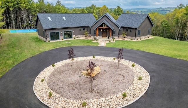 Pickleball Lodge/Hot Tub + Fire Pit Sleeps 10