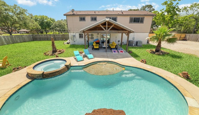 Pickleball Oasis + Pool & Spacious Home