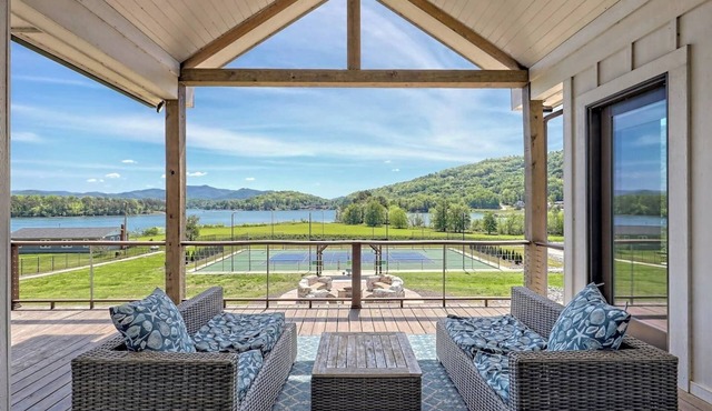 Pickleball Paradise Resort by Chatuge Home Concierge Tennis/pickleball court, hot tub, firepit, Basketball , ping pong