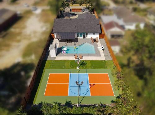 Pickleball Paradise Retreat - 4 Bedrooms, 2,5 Baths - Houston Downtown, Houston Heights - Pickleball and Basketball Court, Pool, miniGolf, Karaoke, Fire Pit, BBQ, Billiards, Ping Pong, Hockey, King Bed