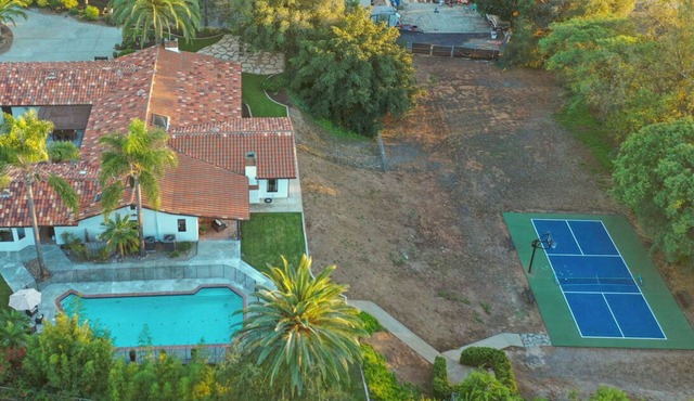 Pickleball Paradise: Retreat with Poolside Bliss!