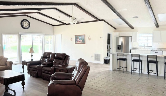 Pickleball Paradise: Spacious 4/3 Retreat Steps from the Courts & Daytona Beach