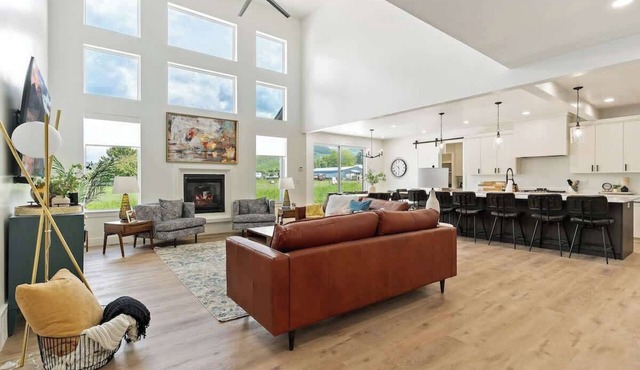 Pickleball Playhouse, Hot Tub, Theater, Game Room!