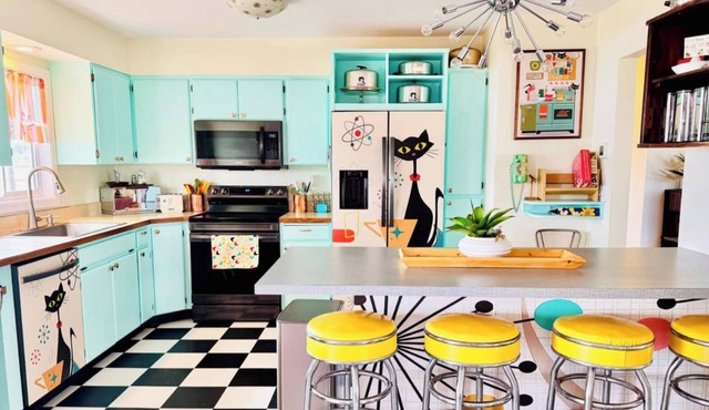 Pickleball, Pool, Arcade, Hot Tub! Sleeps 25, 12pm check in/out, no cleaning fee