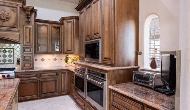 Pickleball+Theater+Gym+Heated Pool+Estate