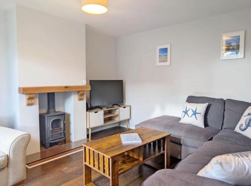 Pickleberry Cottage - Close to sandy beach