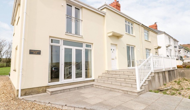 PICKLERIDGE VIEW, pet friendly, character holiday cottage in Dale