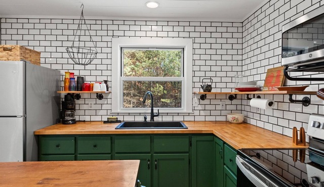 Pickles Cabin - 2BR Forest Escape