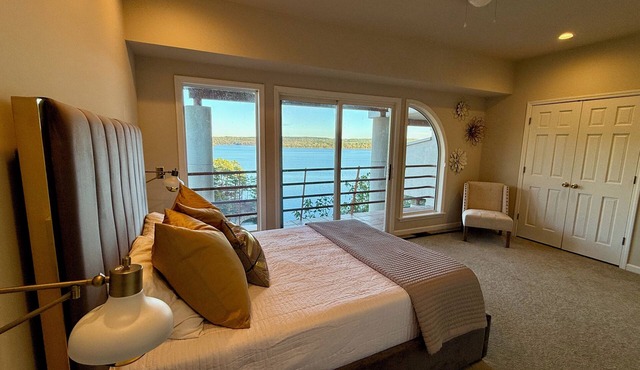 Pickwick Lake front Villa w/sensational views, boat slip & pool in Counce, TN