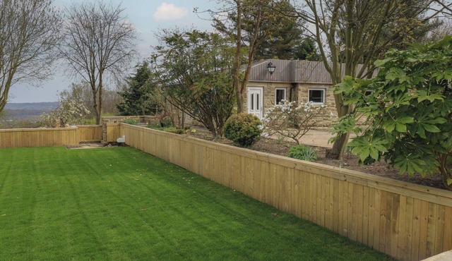 PICKWOOD GRANGE, pet friendly, with hot tub in Norland